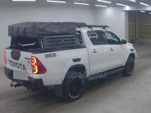Toyota Hilux 2022 White