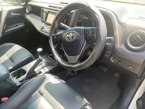 Toyota RAV4 XLE AWD (2.5L 4cyl 6A) 2017 White