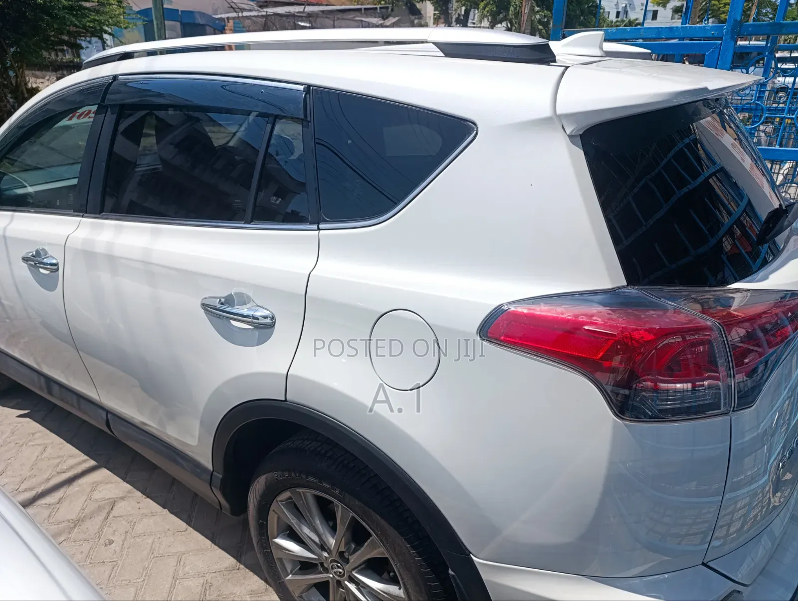Toyota RAV4 XLE AWD (2.5L 4cyl 6A) 2017 White