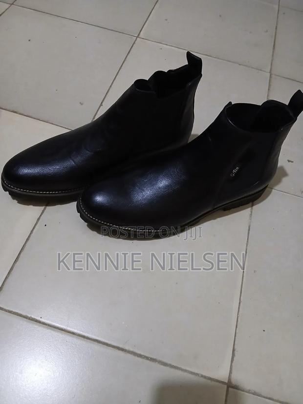 These Black Chelsea Boots Feature a Lug Sole for Added Traction. - thumbnail 3