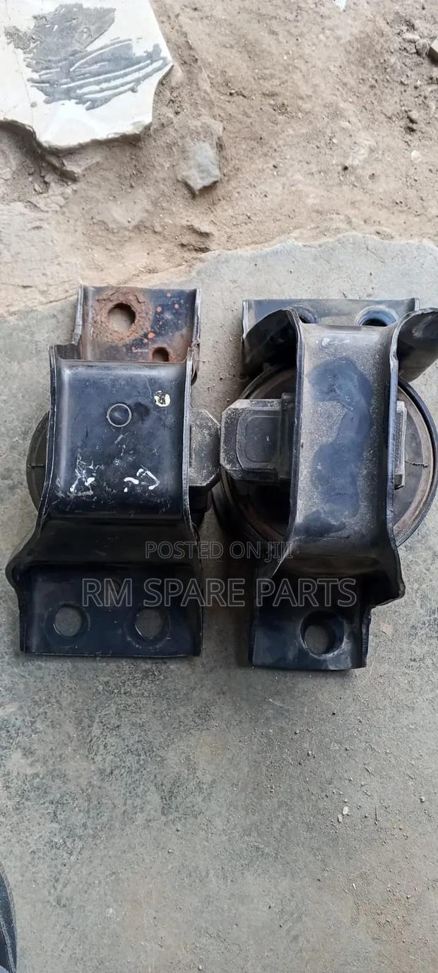 Engine Mountain Nissan Tiida - main view