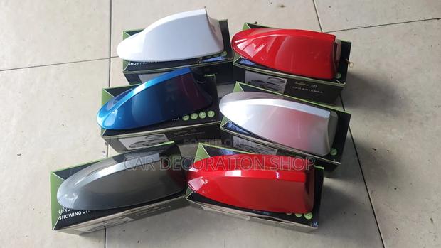Shark Fin Antenna With Functional Signal Receivers in Colors