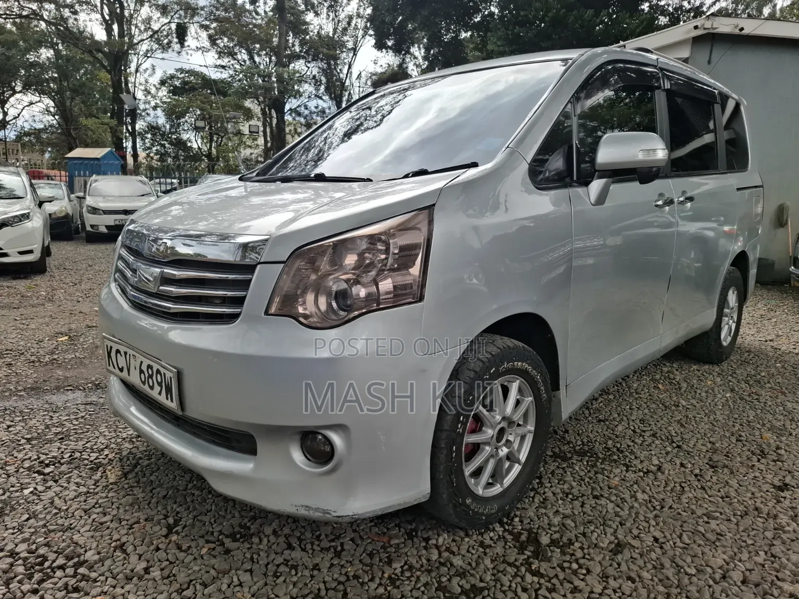 Toyota Noah 2012 Silver