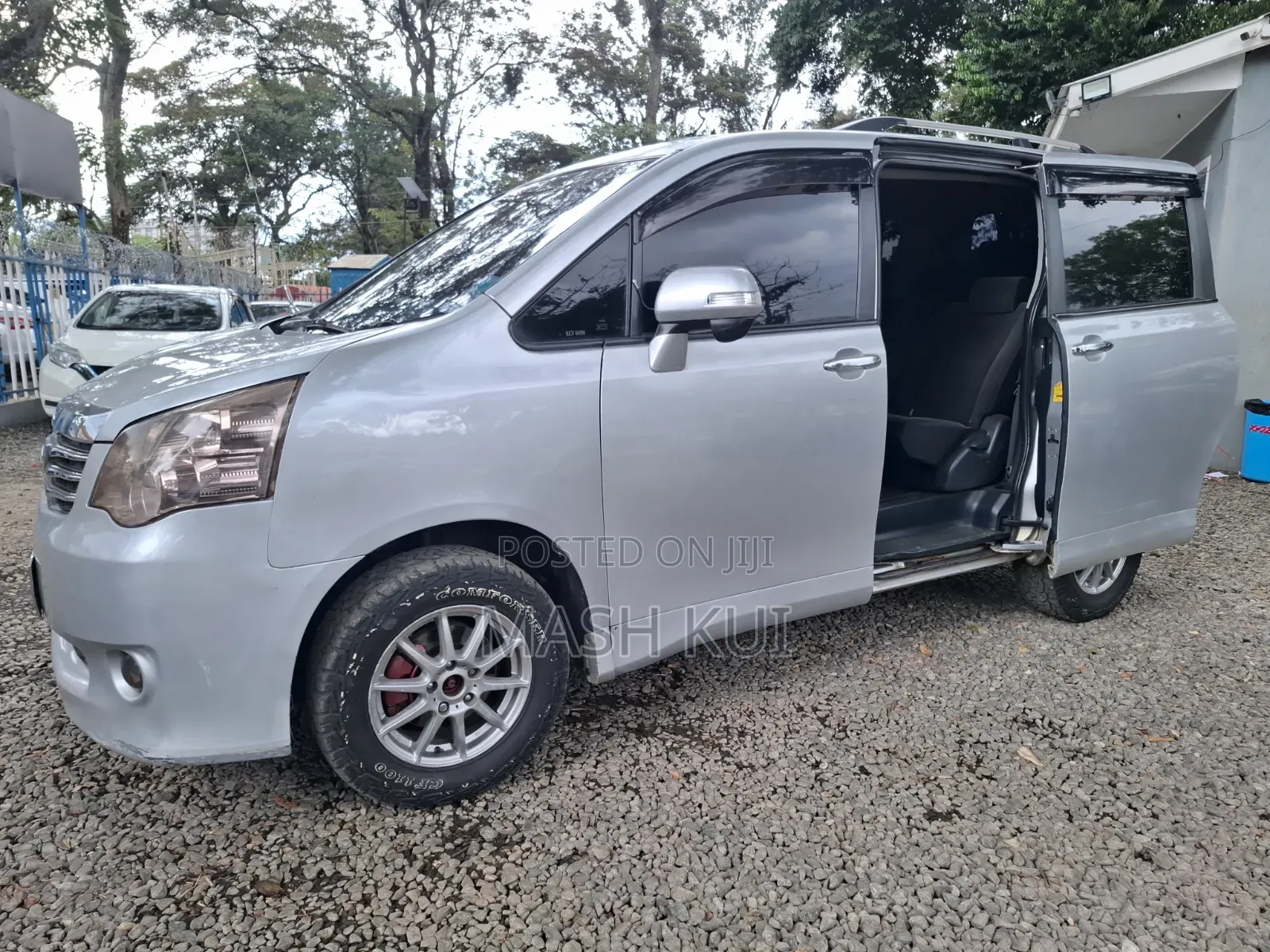 Toyota Noah 2012 Silver