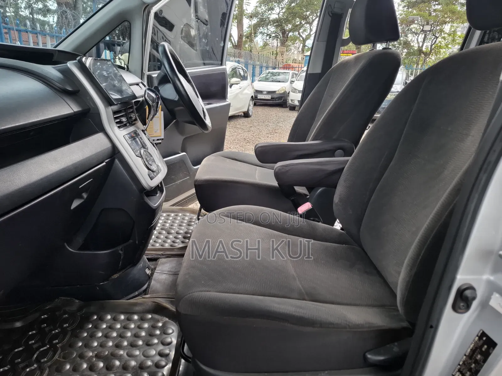 Toyota Noah 2012 Silver