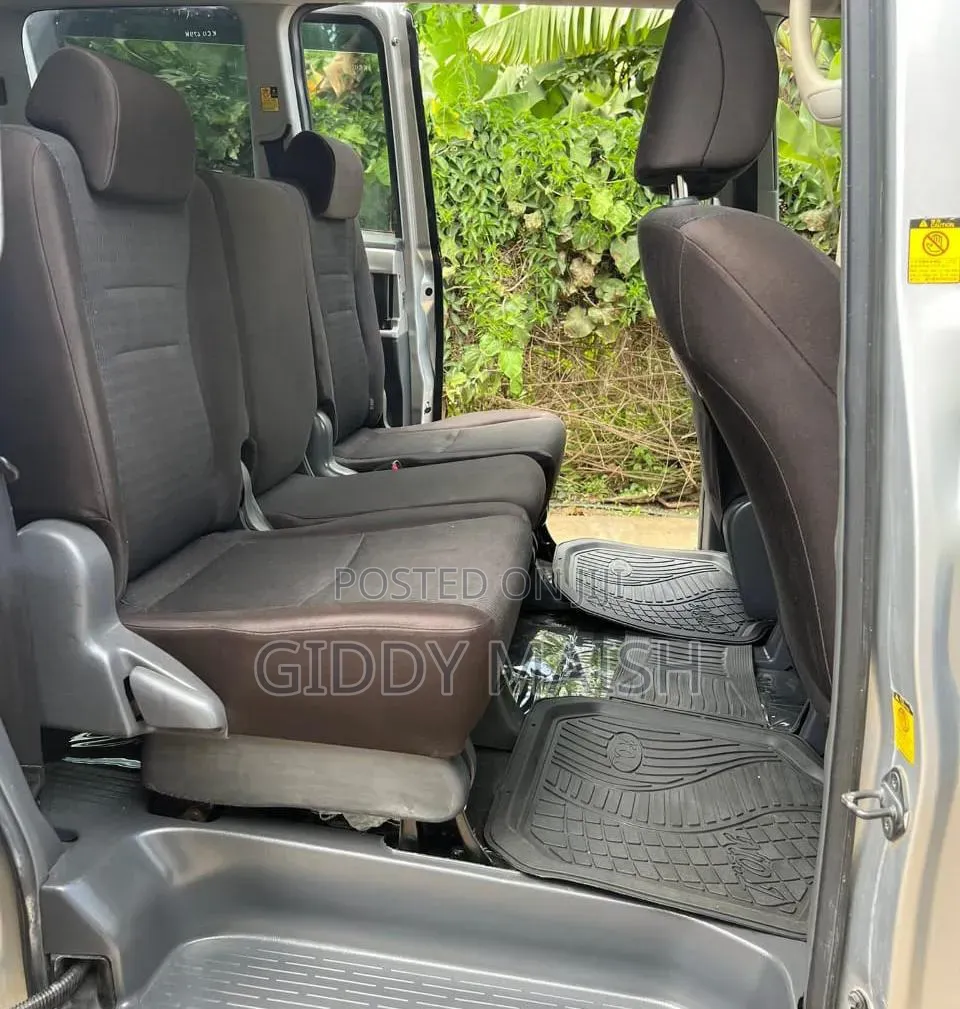 Toyota Voxy 2011 Silver