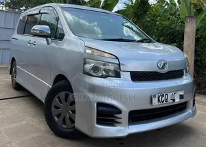 Toyota Voxy 2011 Silver
