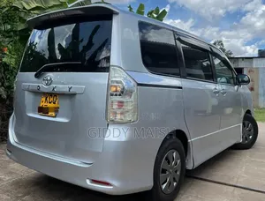 Toyota Voxy 2011 Silver