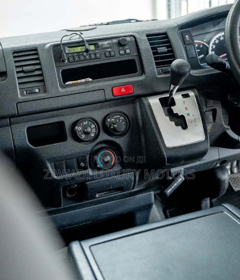 Toyota HiAce 2018 Silver