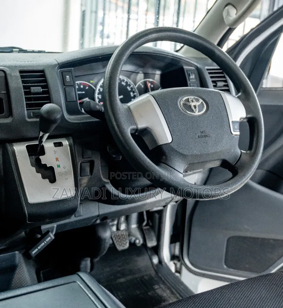 Toyota HiAce 2018 Silver