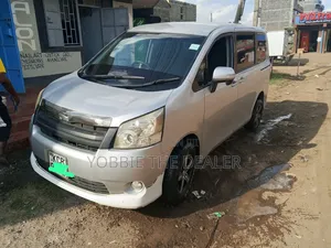 Toyota Noah 2.0 143hp AWD (7 Seater) 2009 Silver