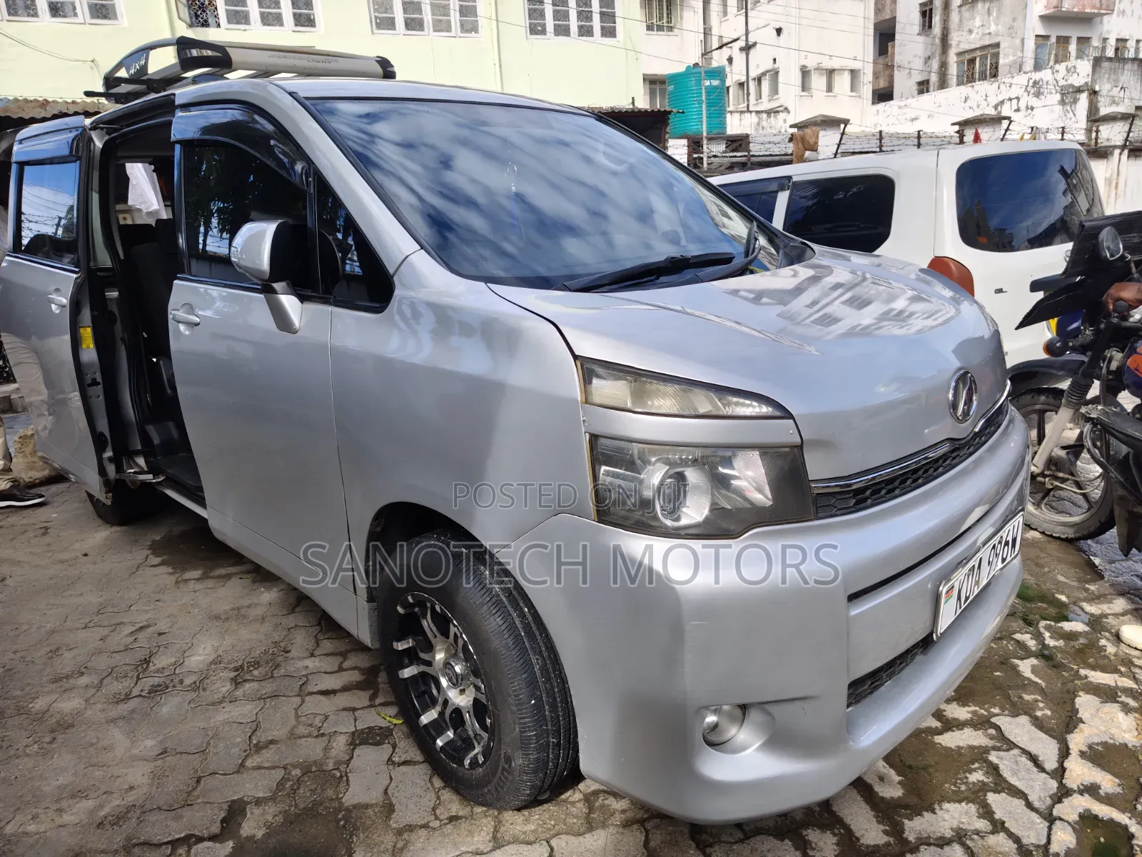 Toyota Voxy 2013 Silver