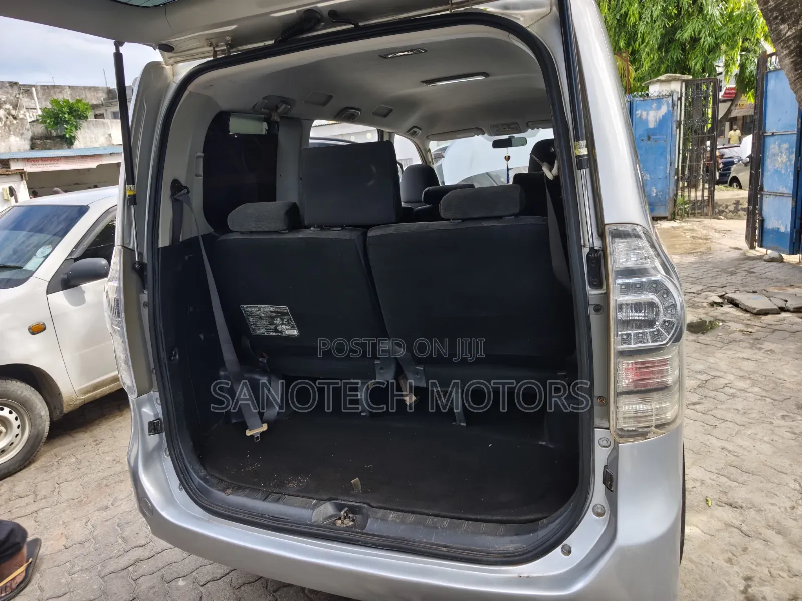 Toyota Voxy 2013 Silver