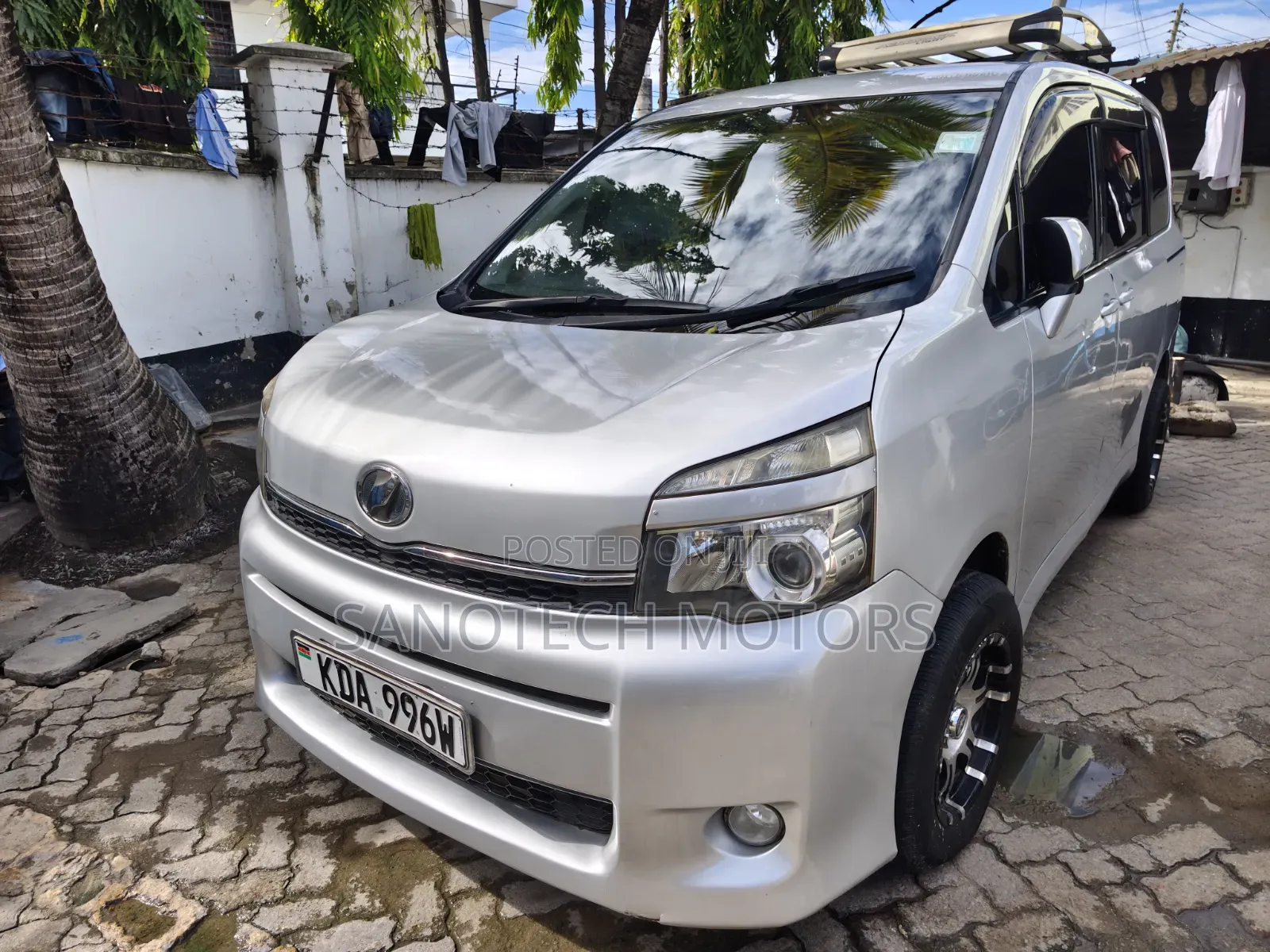 Toyota Voxy 2013 Silver