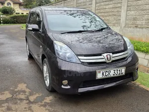 Toyota ISIS 2011 Burgundy
