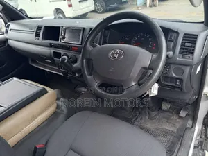 Toyota HiAce 2018 Silver