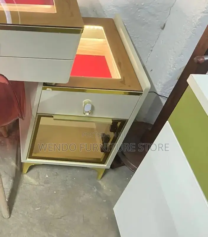 Dressers; White Strong Vanity Set With Mirror