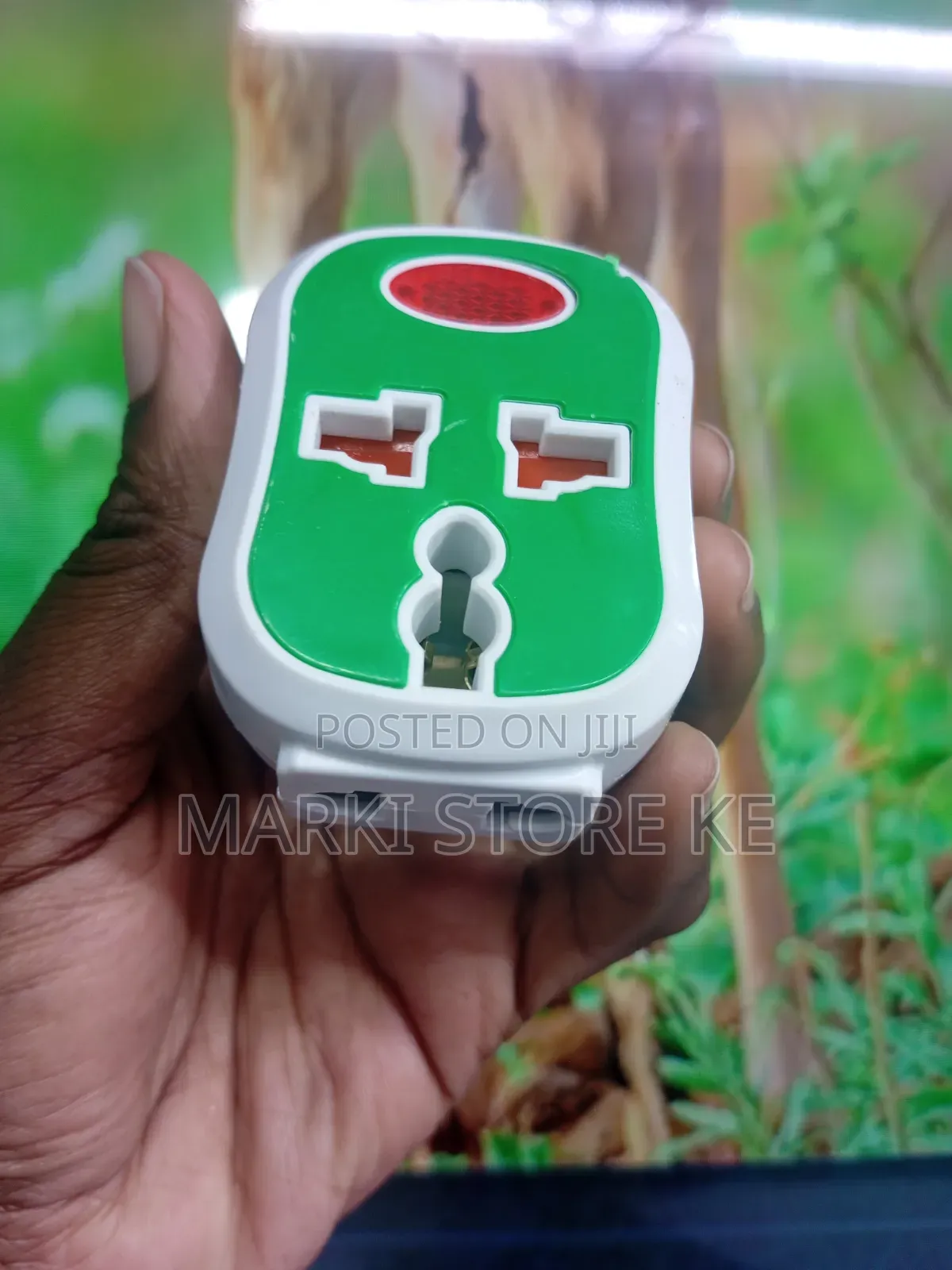 Universal Multiplug Adapter With 13a Fuse
