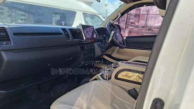 Toyota HiAce 2019 White - thumbnail 2