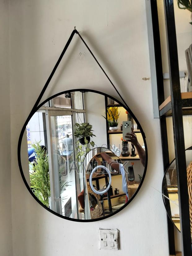 60cm Minimalist Nordic Round Decorative Mirror With Leather Strap
- Pl