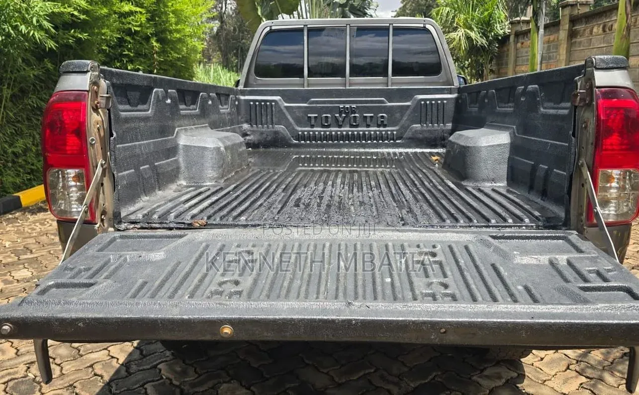 Toyota Hilux 2020 Gray