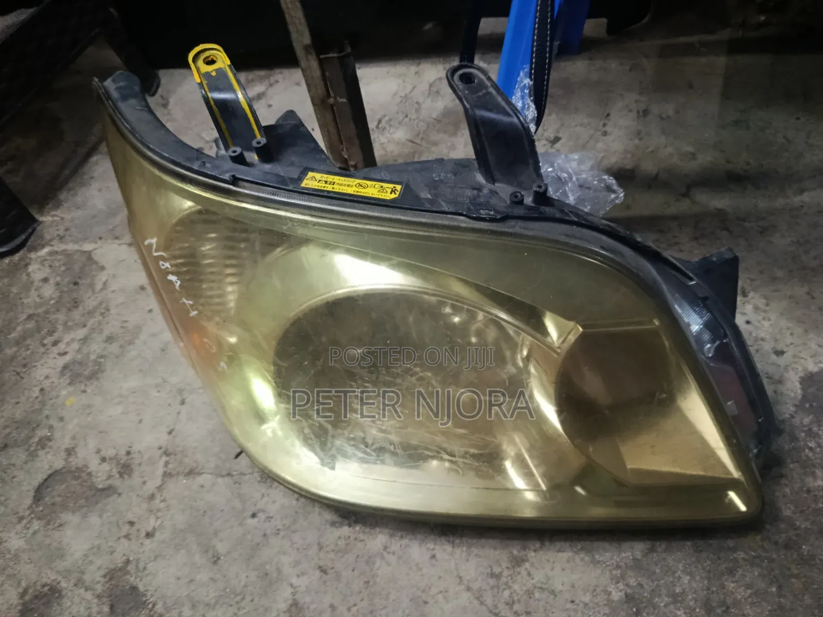 Noah 2005 Zenon Headlight