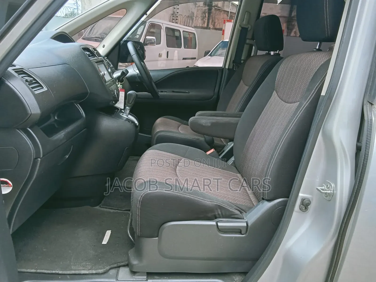 Nissan Serena 2014 Silver