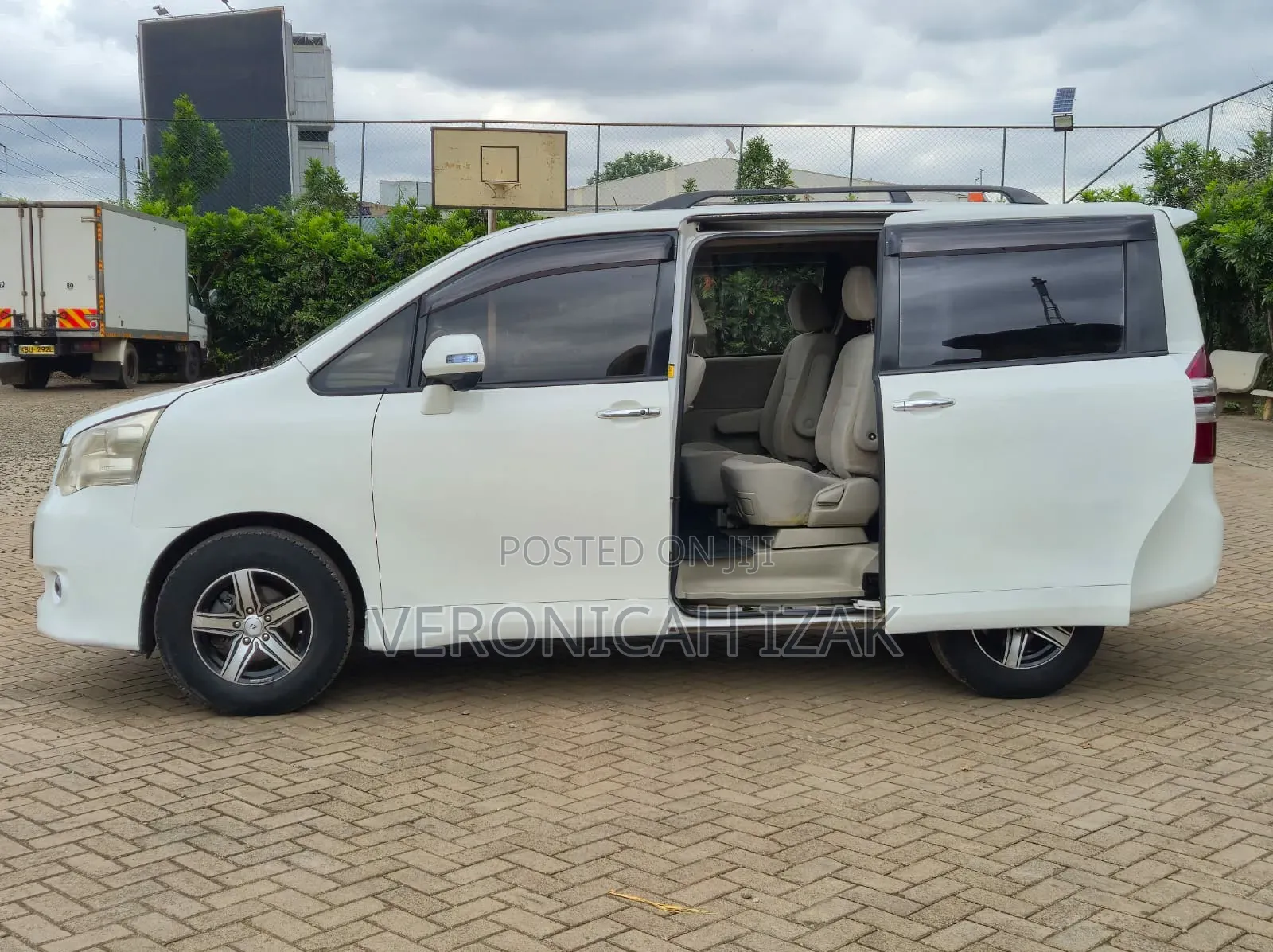 Toyota Noah 2011 White