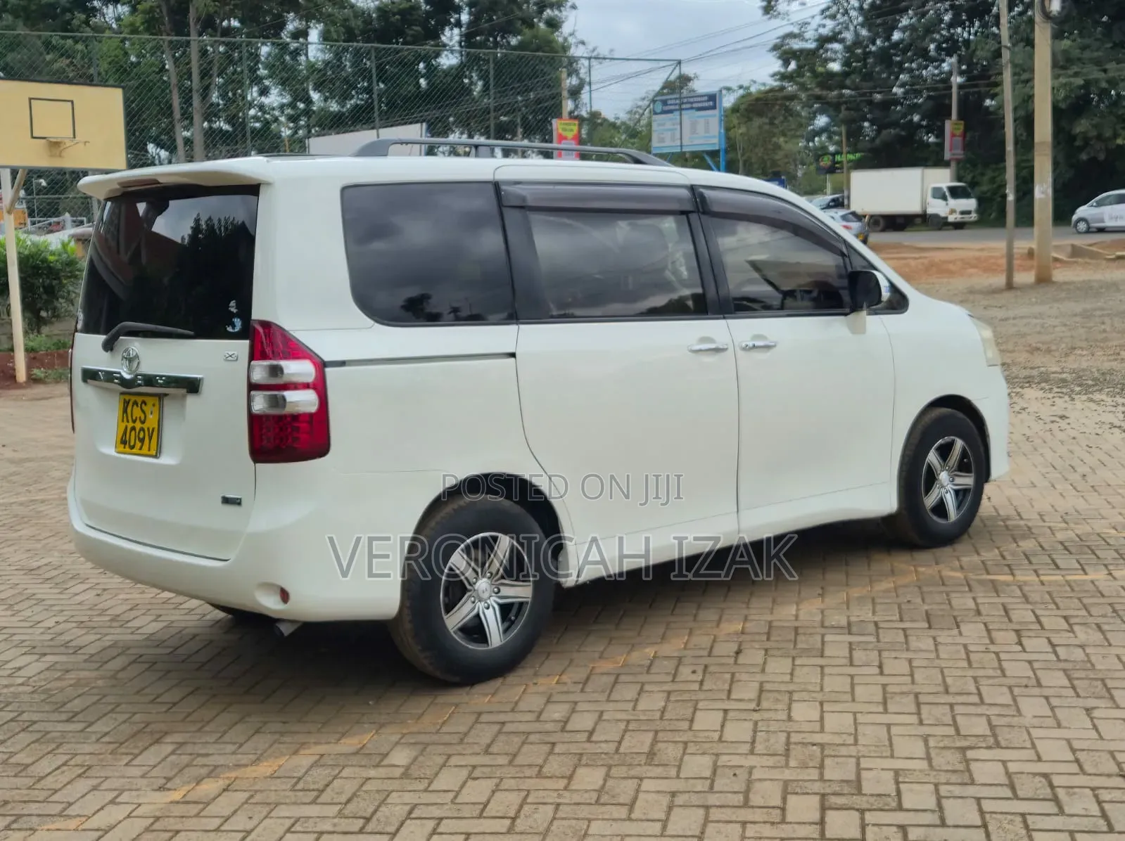 Toyota Noah 2011 White