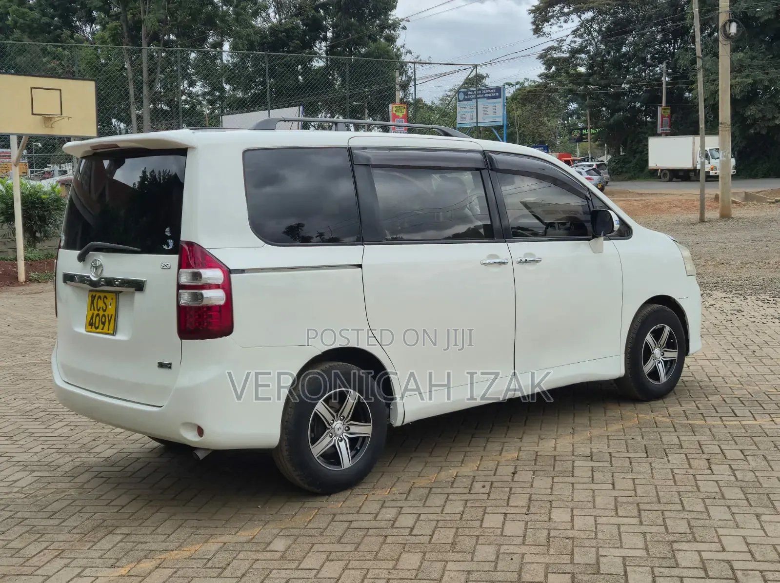 Toyota Noah 2011 White