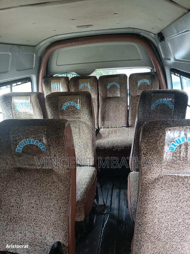 Toyota HiAce 2017 Silver - thumbnail 5