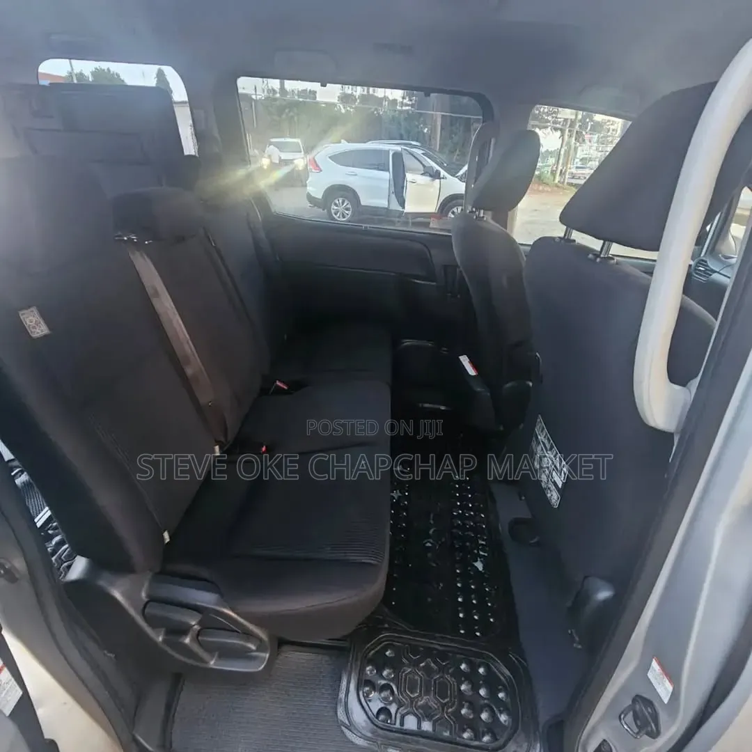 Toyota Voxy 2015 Silver