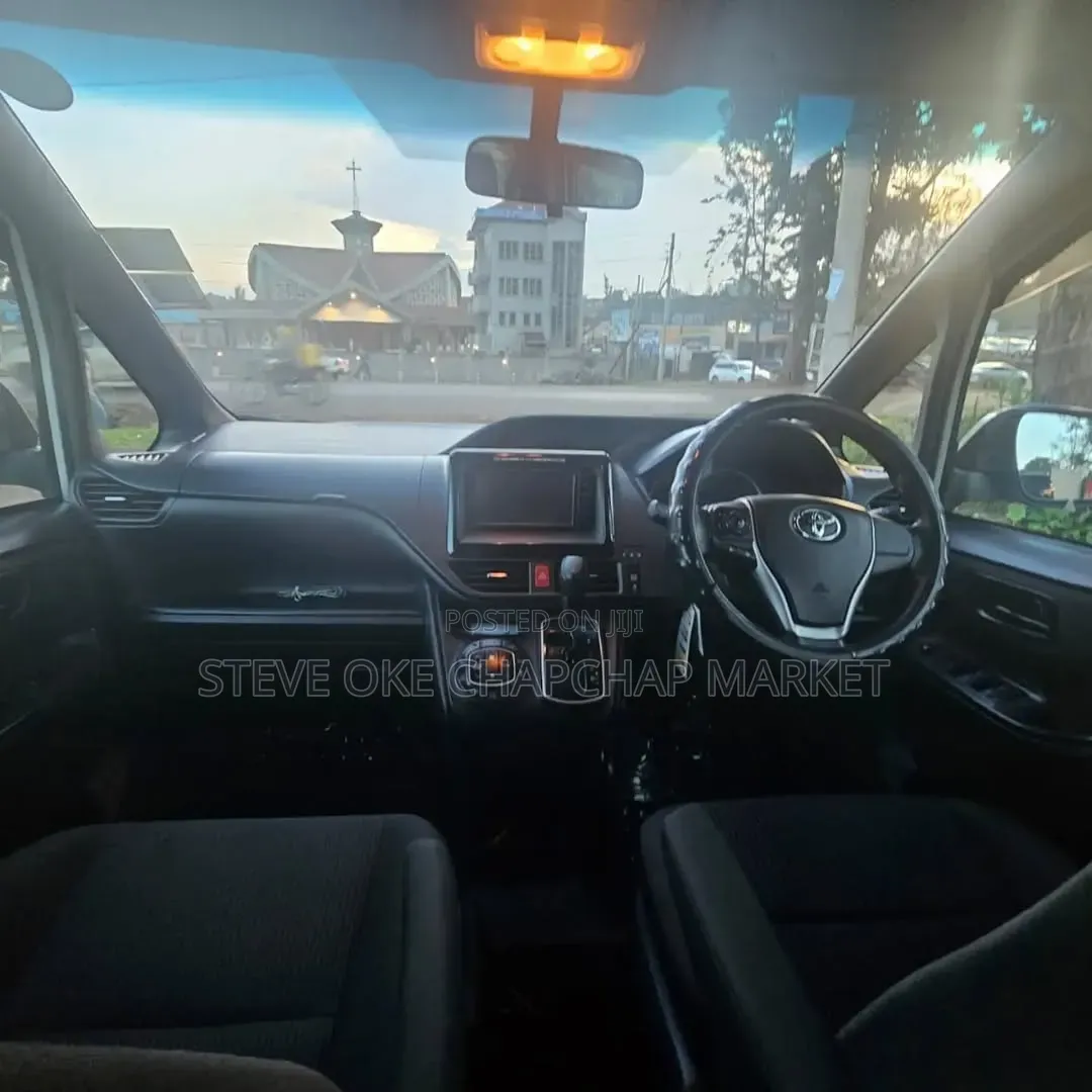 Toyota Voxy 2015 Silver
