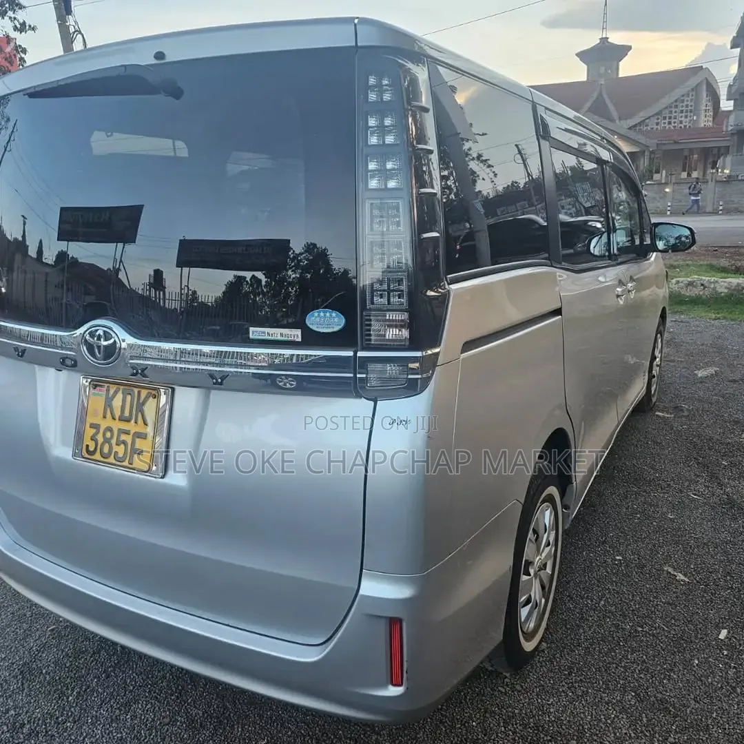 Toyota Voxy 2015 Silver