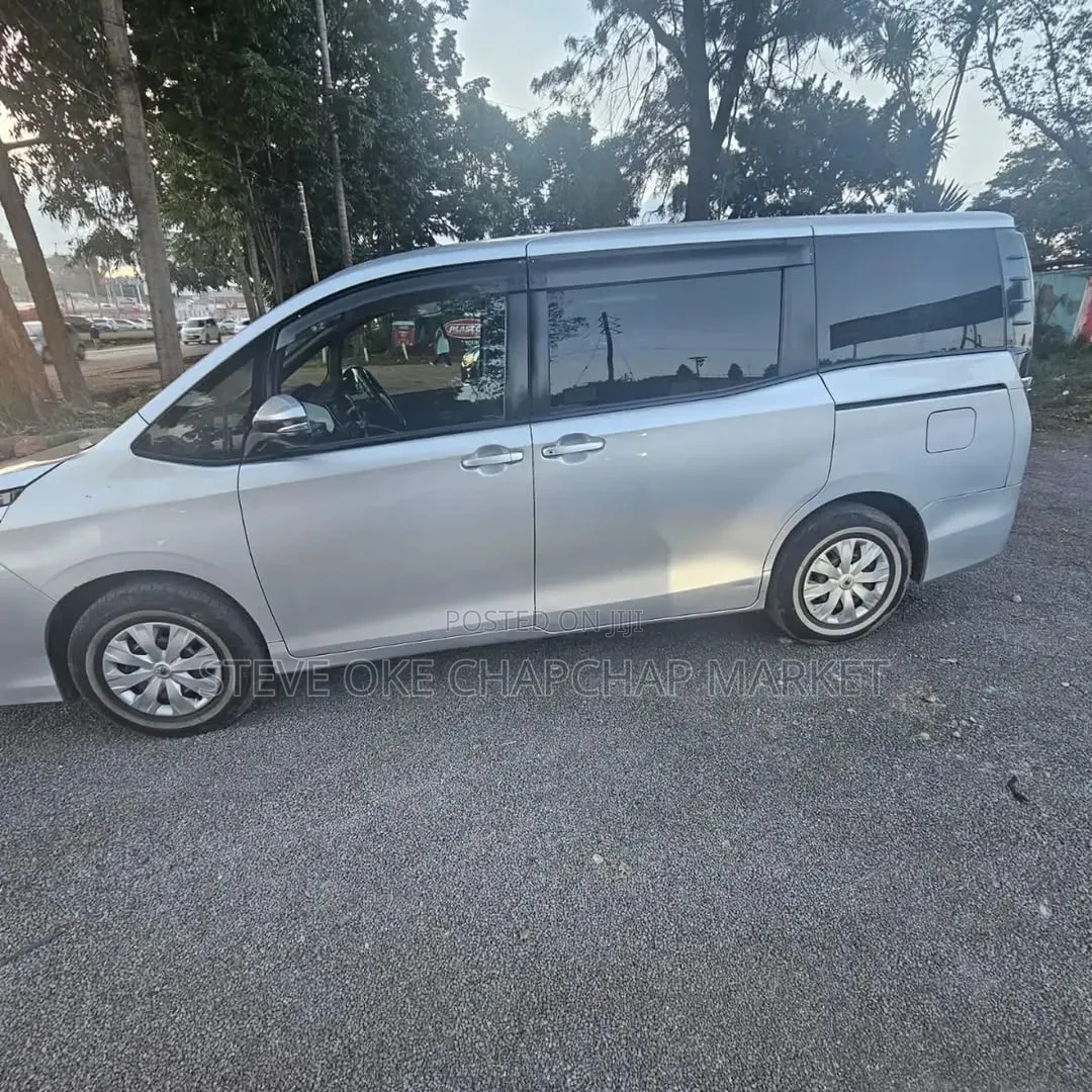 Toyota Voxy 2015 Silver