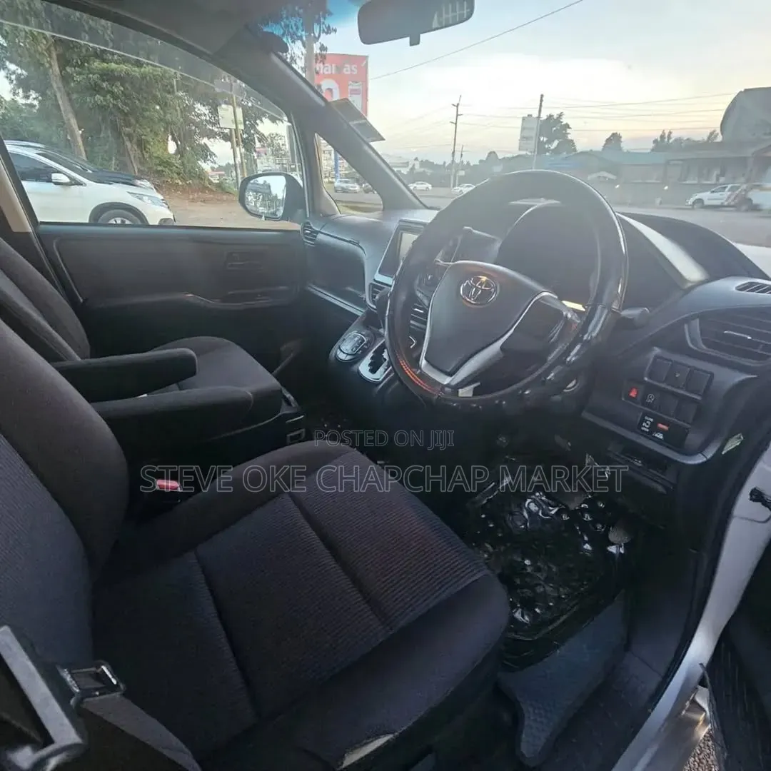 Toyota Voxy 2015 Silver