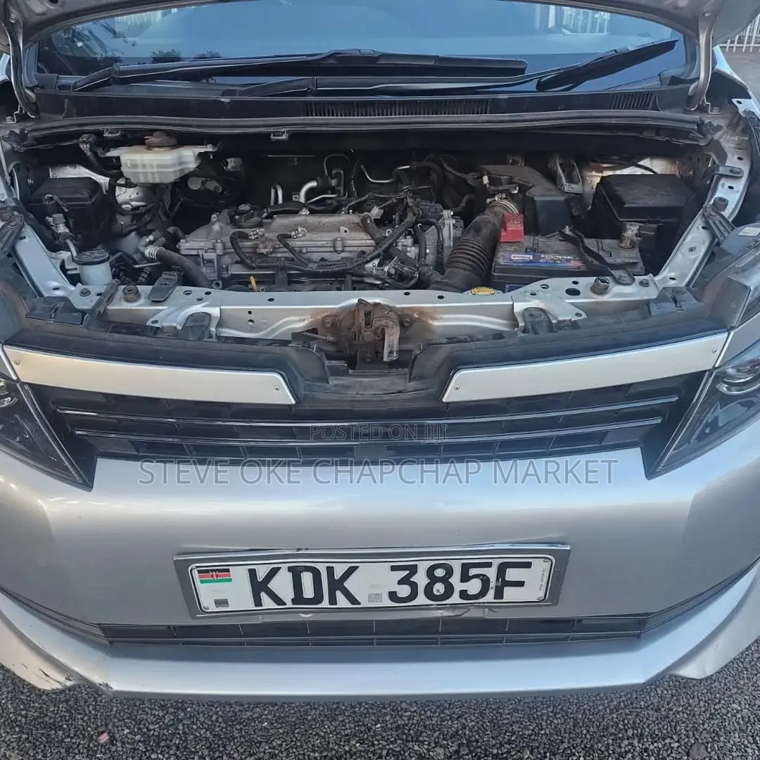Toyota Voxy 2015 Silver