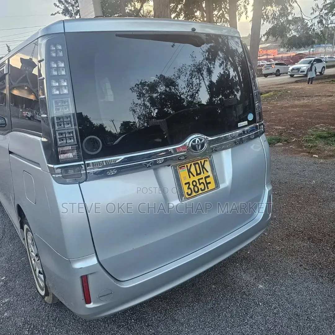 Toyota Voxy 2015 Silver