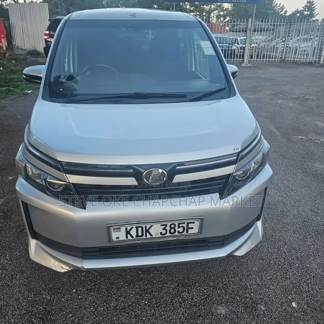 Toyota Voxy 2015 Silver