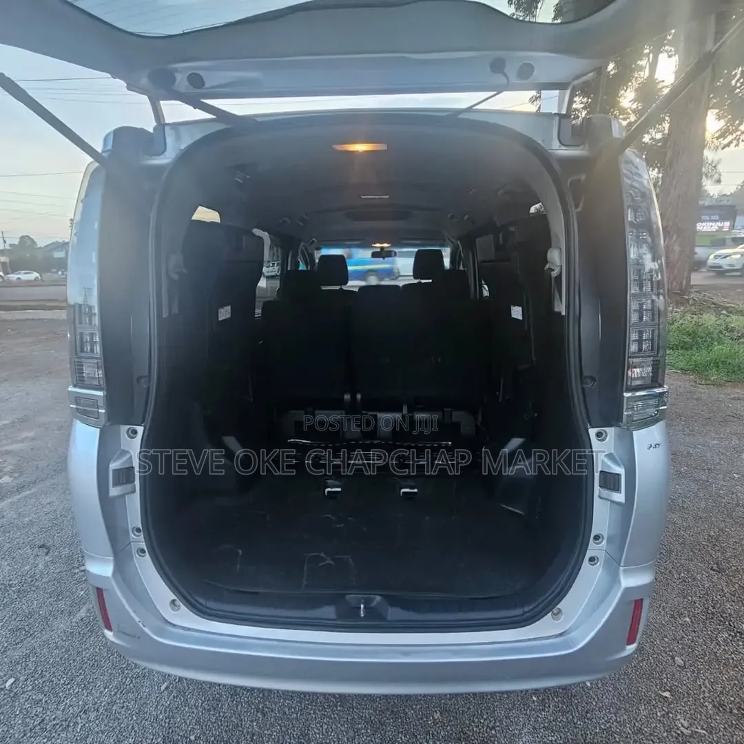 Toyota Voxy 2015 Silver