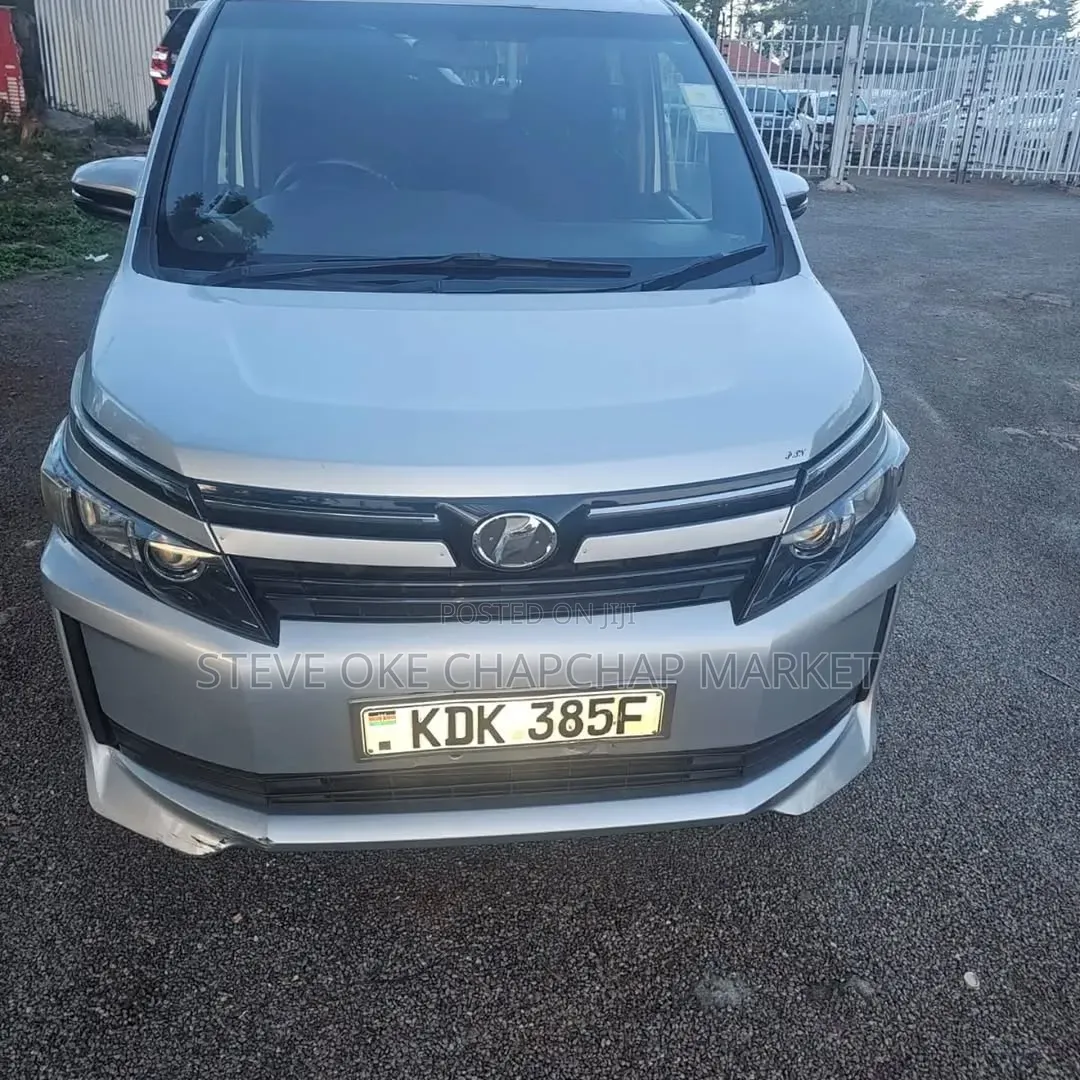 Toyota Voxy 2015 Silver