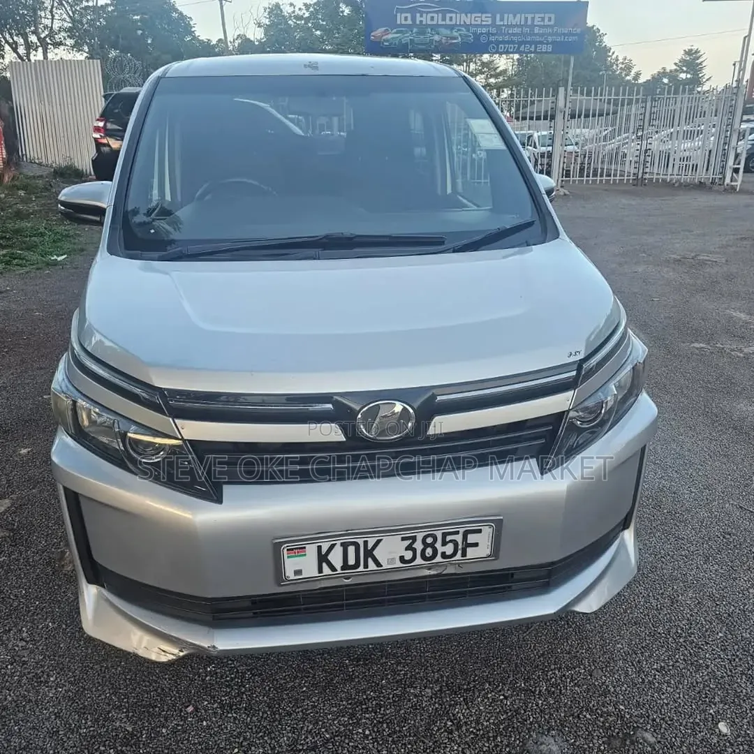 Toyota Voxy 2015 Silver