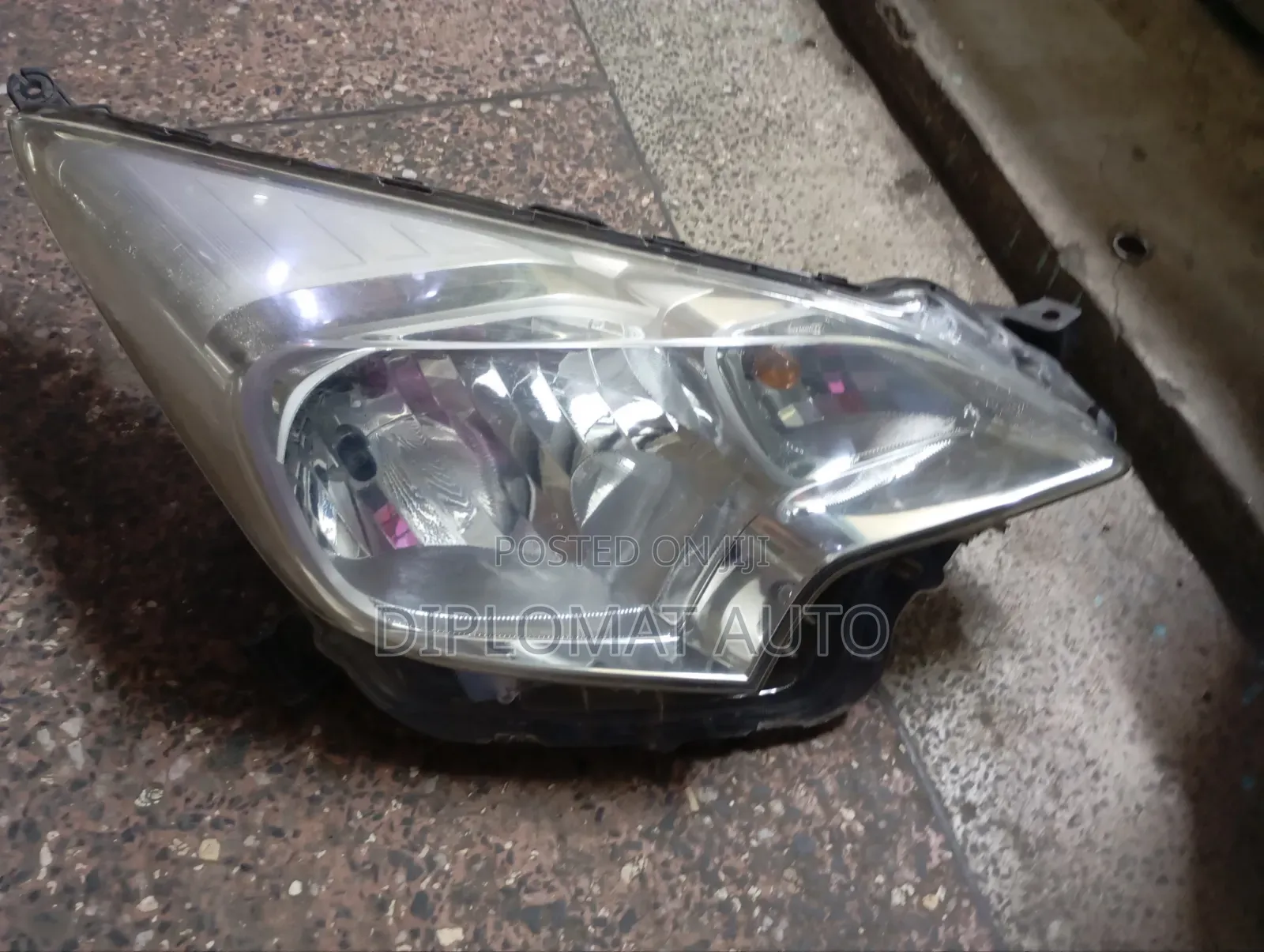 Ractis 2010 Headlight Non.