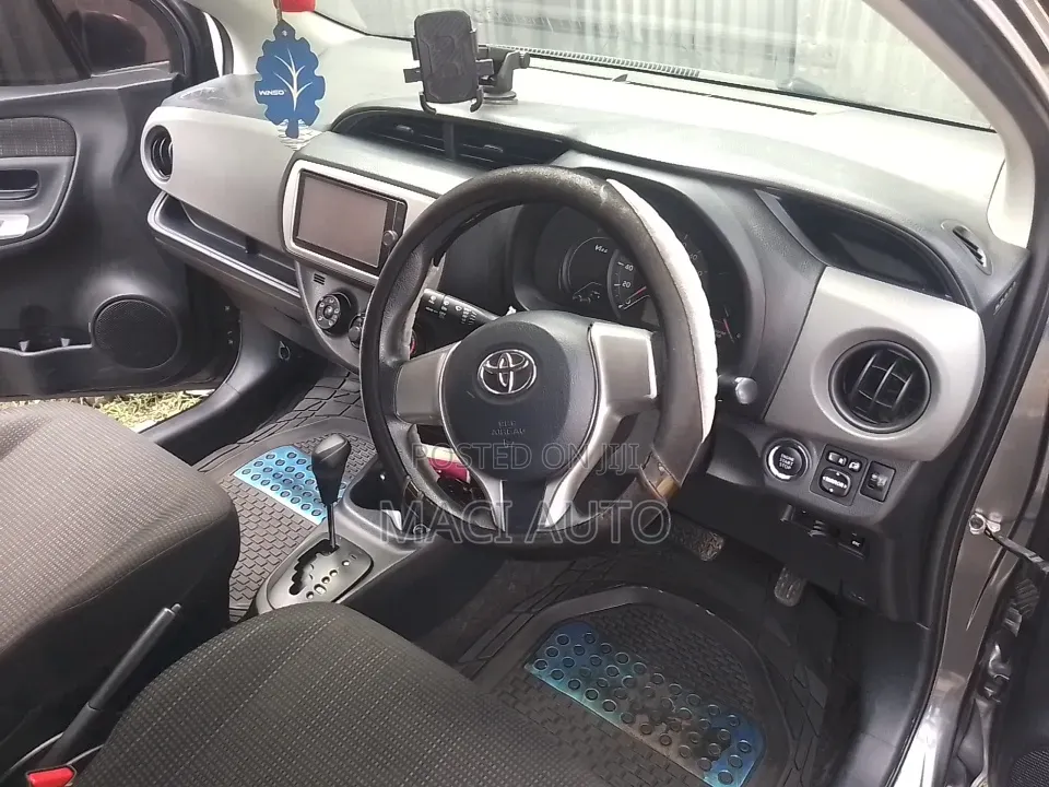 Toyota Vitz 1.0 FWD 5dr 2015 Gray