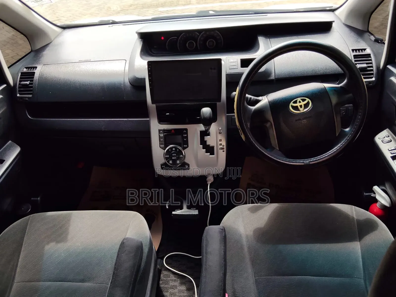 Toyota Voxy 2010 White