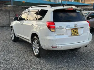 Toyota Vanguard 2011 White