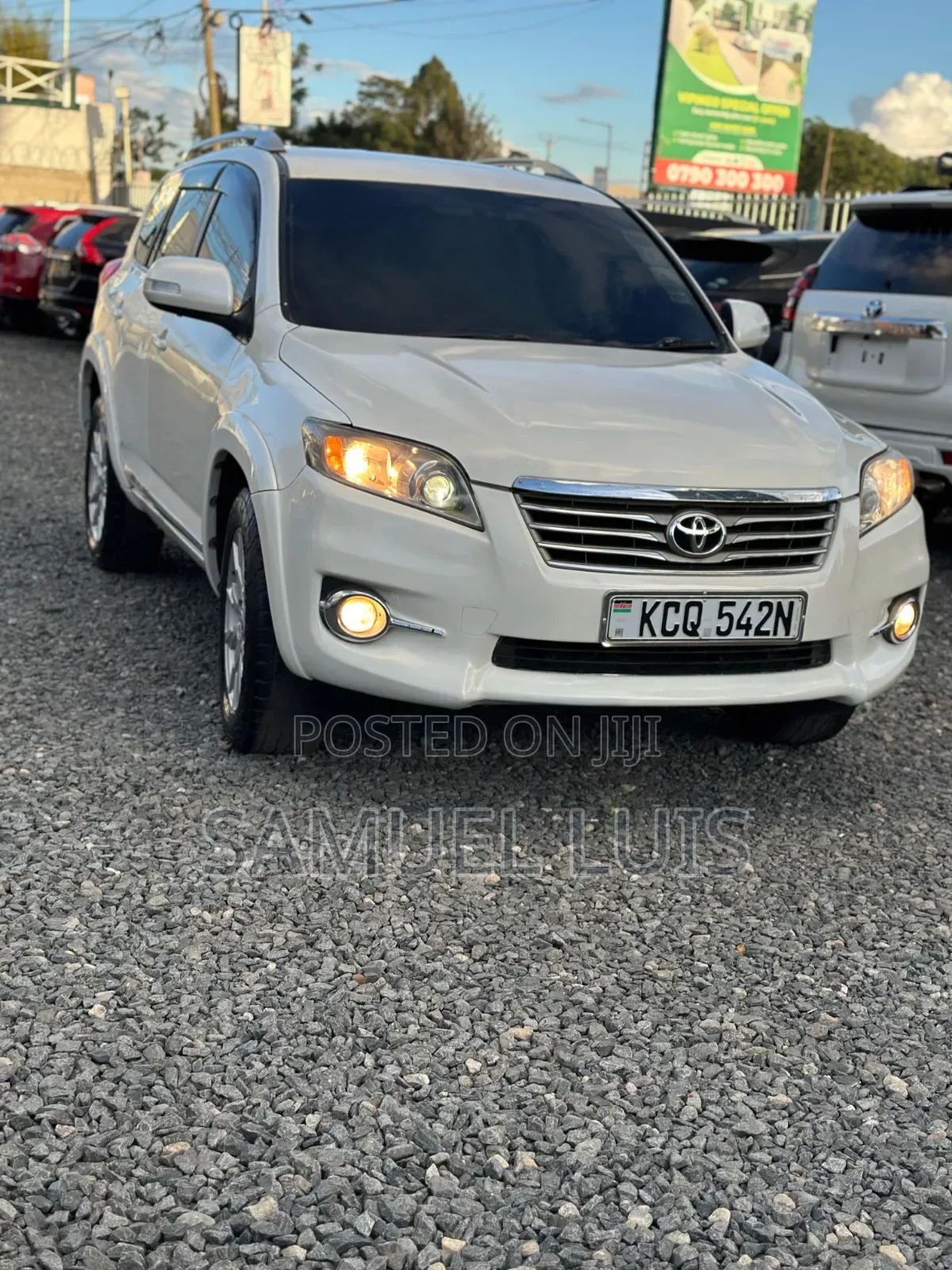 Toyota Vanguard 2011 White