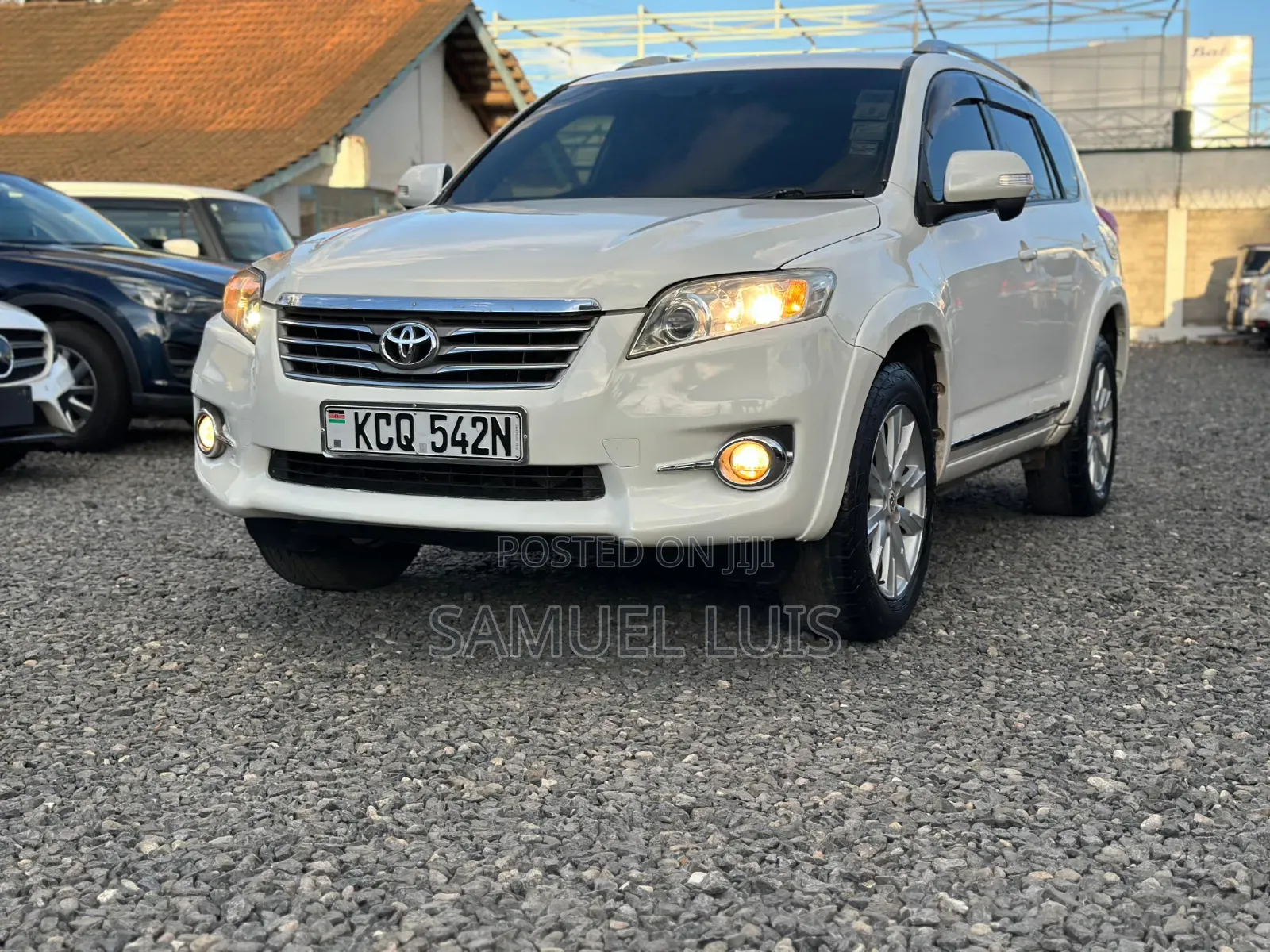 Toyota Vanguard 2011 White