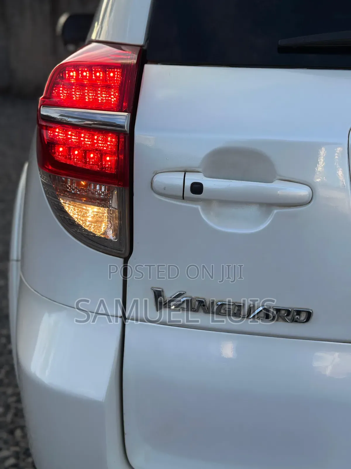 Toyota Vanguard 2011 White
