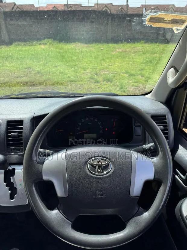 Toyota HiAce 2018 White - thumbnail 3